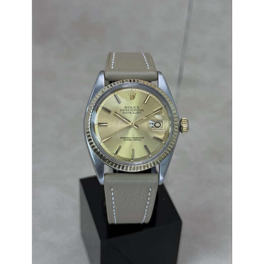 (SOLD!!) 36mm • 1975 Rolex DateJust 1601 18k Gold Bezel Pie-Pan Sunburst Gold Dial